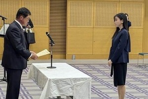 筆談ホステス・斉藤里恵議員、特別国会で初登院...清楚なスタイルで　「議席をお預かりした責任の重さ」実感