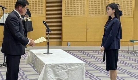 筆談ホステス・斉藤里恵議員、特別国会で初登院...清楚なスタイルで　「議席をお預かりした責任の重さ」実感