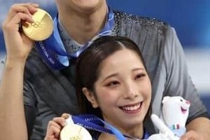 「りくりゅう」三浦璃来＆木原龍一、全開笑顔で亀梨和也と3ショット　金・銀メダルを輝かせて