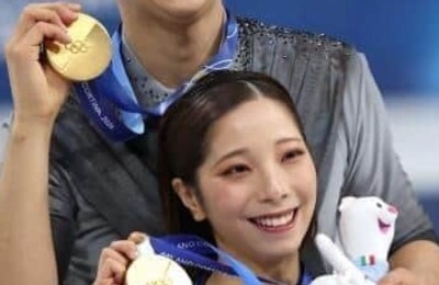 「りくりゅう」三浦璃来＆木原龍一、全開笑顔で亀梨和也と3ショット　金・銀メダルを輝かせて