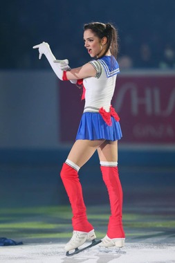 エフゲニア・メドベージェワさん。2017年のフィギュアスケート世界国別対抗戦エキシビションで（写真：YUTAKA/アフロスポーツ）