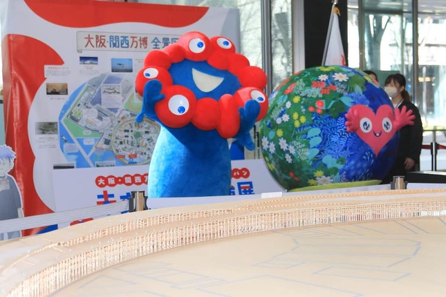 巡回展には大屋根リングの200分の1スケールの模型も展示されている。左からミャクミャク、トゥンクトゥンク