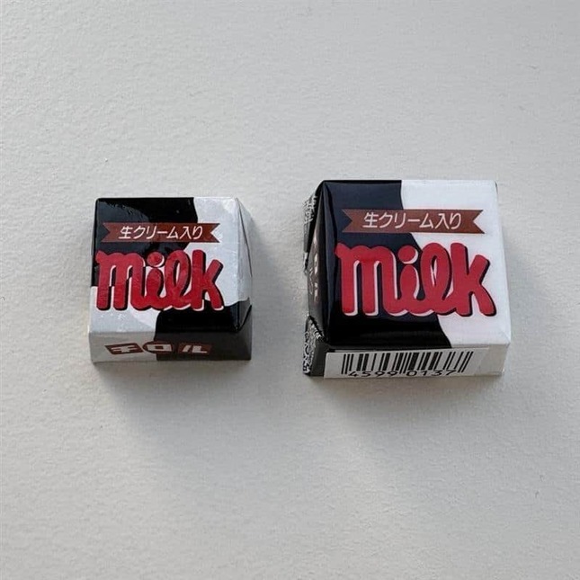 「チロルチョコ〈ミルク〉」の異なる2つのサイズ（同社提供）