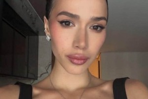 平昌五輪フィギュア金・ザギトワ、グレーのノースリニット姿の破壊力　「激カワ」ショートヘアも話題に