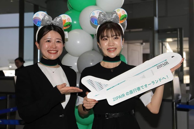 空港係員もカチューシャ姿