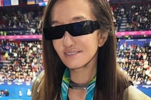 世界的デザイナーのヴェラ・ウォン76歳、変わらぬ美しさに衝撃走る　ミラノ五輪会場でPSYと2ショット