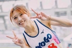 美女陸上ハードル中島ひとみ、制服姿の「激カワ」ショット　ミニスカ×ベージュのブレザー...「めちゃ似合います」