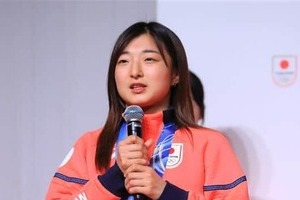 坂本花織、紙袋の中から取り出して...「やったー」大喜び　「リアクション可愛いすぎます」「笑顔が可愛すぎる」