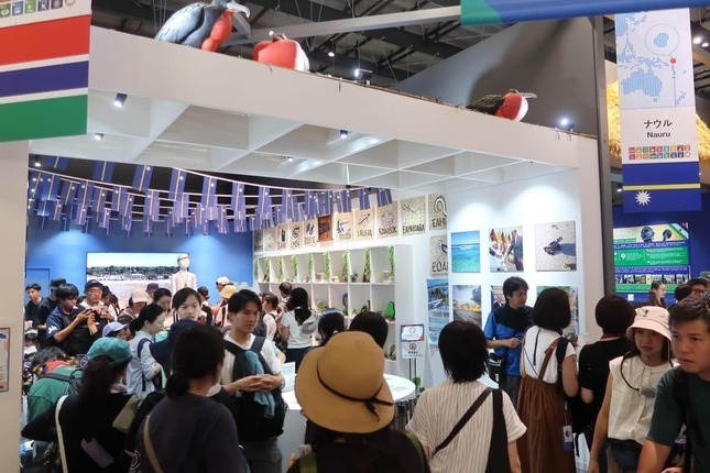 大阪・関西万博では「ナウル館」大盛況。本国とのやり取りに電話は使わない