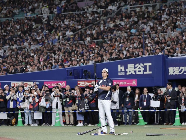 侍ジャパン壮行試合前、打撃練習の準備をする大谷翔平選手（写真：スポーツ報知/アフロ）
