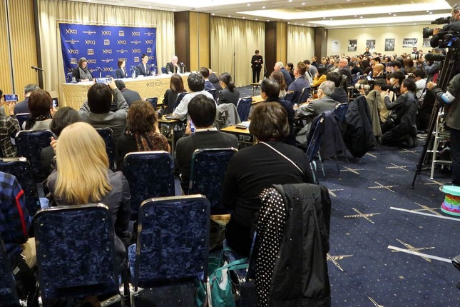 「りくりゅう」帰国会見場は、メディアでびっしり埋まった