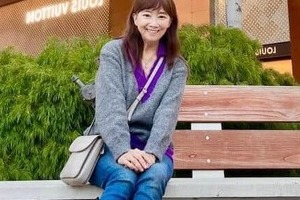 アグネス・チャン70歳、デニム×ロングブーツで立ち姿かっこよすぎ...変わらぬ美貌　すらり神スタイルの衝撃