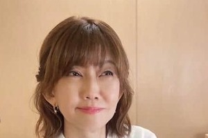 松本伊代、赤チェック柄の膝上ミニスカワンピで超キュート　「まさかのAKBさんと一緒の衣装をきれるとは」