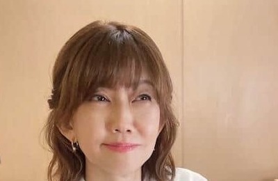 松本伊代、赤チェック柄の膝上ミニスカワンピで超キュート　「まさかのAKBさんと一緒の衣装をきれるとは」