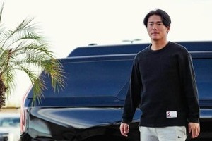 山本由伸の愛犬カルロス、同僚・キケのひざの間にちょこんと　「懐いてる～」「慣れてますね」ファン安心