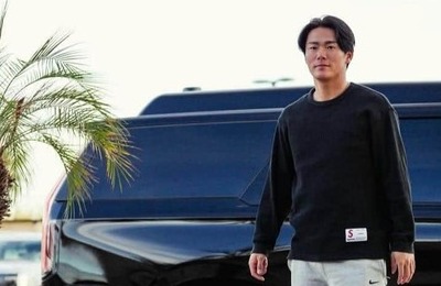 山本由伸の愛犬カルロス、同僚・キケのひざの間にちょこんと　「懐いてる～」「慣れてますね」ファン安心