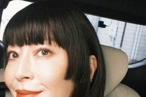 宮沢りえ、肩紐落ちた黒ロングドレスで色気ダダ漏れ　変わらぬ美貌ショットに...ドキっ