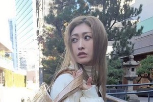 山田優、超ミニ純白ストラップワンピで...異次元スタイルの美貌にどよめき　「脚長～い！」「女神みたい」