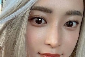 小島瑠璃子、タンクトップ姿＆ピンク髪に激変...色気にドキっ　「最高キュート」「超絶美しい」「笑顔が可愛い」