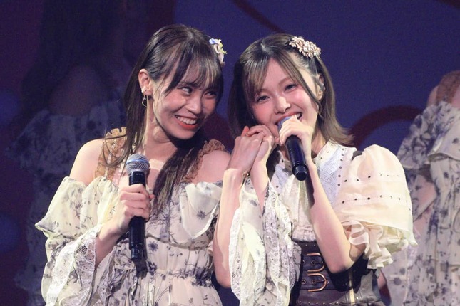 「帰り道は遠回りしたくなる」で手をつなぐ4期生の豊永阿紀さん（左）と地頭江音々さん（右）