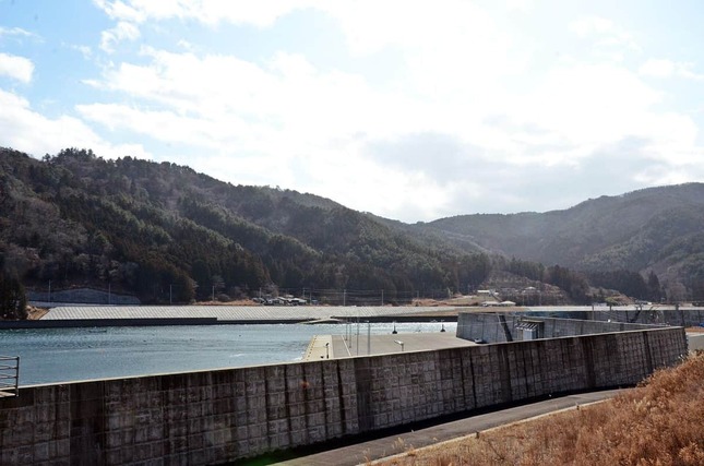 雄勝湾に沿って防潮堤が続く（2026年2月撮影）