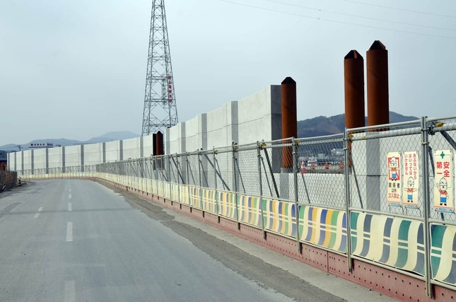 2015年当時、気仙沼市内で建設中だった防潮堤（2015年3月撮影）