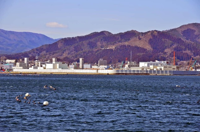 気仙沼の漁港近くの岸壁を、防潮堤がぐるりと囲む（2017年3月撮影）