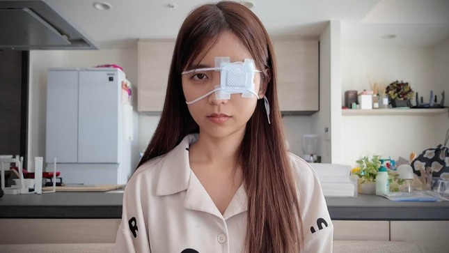 人気YouTuber・ゆんさん。眼帯姿で近況を報告した（ゆんさんのXから）
