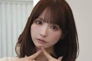 三上悠亜、肩出し春っぽミニ丈ワンピで「激カワ」ショット　「美しいお姫様」「可愛すぎ」「めちゃくちゃ美しい」