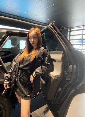 愛車を前にポーズをとる板野友美さん（板野さんのX（＠tomo_coco73）より）
