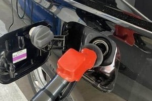 イラン長期化「GW直撃」ガソリンも飛行機代も急騰