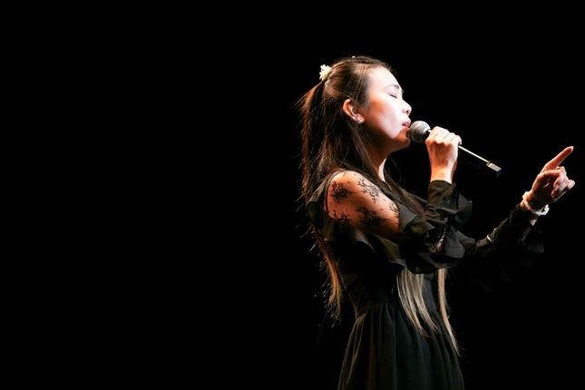 ステージで歌う牛来美佳さん（写真は本人提供）
