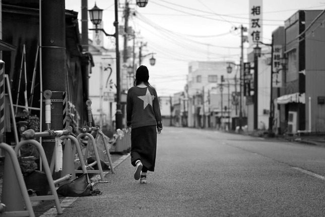 ふるさとを歩く牛来美佳さん（写真は本人提供）
