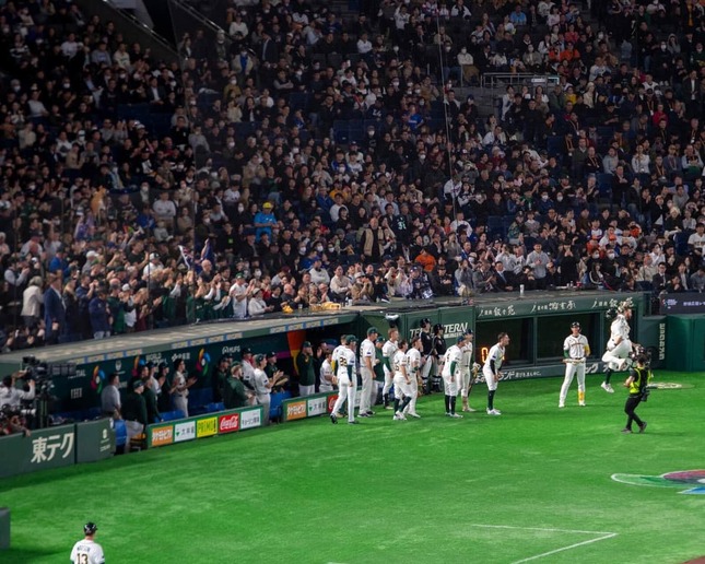 観客は拍手で健闘をたたえた（オーストラリア代表のXから）