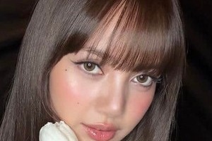 BLACKPINK・リサ、背中あらわな超ミニドレス×ロングブーツで色気ダダ漏れ...神スタイルの衝撃