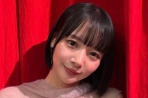 「役満ボディー」岡田紗佳、「サクラナイツ」ユニ姿の自撮りショット大絶賛　「可愛すぎる」「唇が艶っぽい」