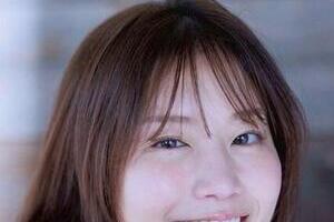 稲村亜美、ミニ丈×侍ジャパンユニ姿で...WBC応援の女神ショット　「笑顔がとても可愛い」「安定の美しさ」