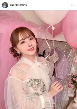鬼頭明里さんのインスタグラム（＠akarikito1016）より