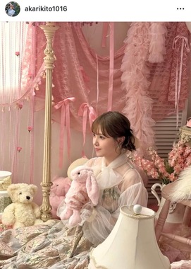 鬼頭明里さんのインスタグラム（＠akarikito1016）より