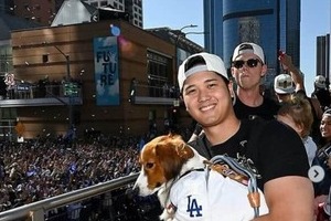 「お留守番かと思ったら」...デコピンの「居場所」にファン歓喜　大谷翔平選手、「東京名所」バックの散歩姿投稿