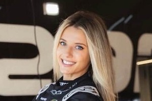 美女レーサーのリンジー・ブルワー、へそ出しキャミ×ショーパン姿でかわいさ限界突破　衝撃の神スタイル