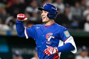 WBC台湾代表・フェアチャイルドの美人妻、ミニスカ×黒スト姿＆投げキッスにドキッ　東京ドームで試合観戦