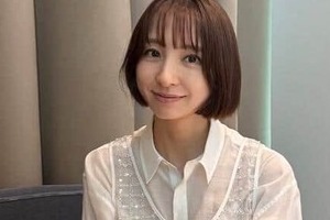 篠田麻里子、色気ダダ漏れ肩出しコーデで...40歳の誕生日を報告　「いつまでもキレイ」「永遠のアイドル」