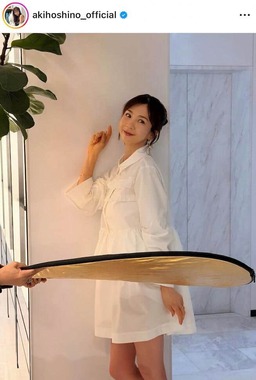 ほしのあきさんのインスタグラム（＠akihoshino_official）より