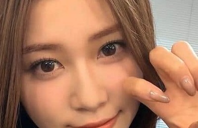 生見愛瑠、黒ミニ丈×ロングブーツのコーデで...衝撃の神スタイル　「かわいすぎる」「カッコ可愛い！」