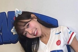 台湾の美女チア・リン・シャン、手でハートつくって「激カワ」WBC応援ショット　ショーパンのチア衣装で