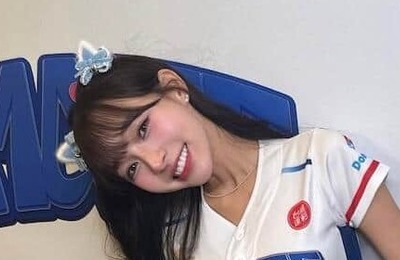 台湾の美女チア・リン・シャン、手でハートつくって「激カワ」WBC応援ショット　ショーパンのチア衣装で