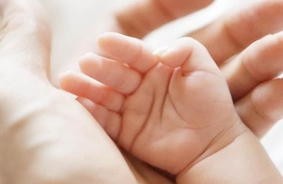 新幹線で豚まんの実業家、「子供を産まない人は税金2倍」を提言→SNS物議　「極論すぎる」「酷すぎる」