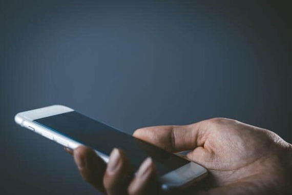 70代母親のスマホ料金が大幅増になってしまい…（写真はイメージ）
