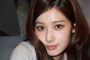 「TWICE」サナ、純白ミニ丈ワンピ×ヒールで...すらり神スタイルの衝撃　「かわいすぎ」「綺麗」色気ダダ漏れ